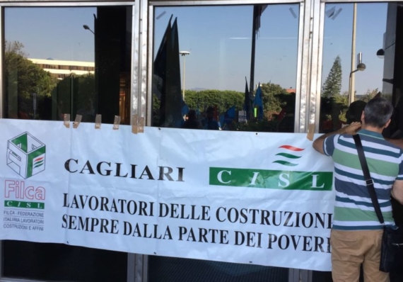 CAGLIARI, PRESIDIO DEI LAVORATORI GLF SOTTO IL PALAZZO DELLA REGIONE